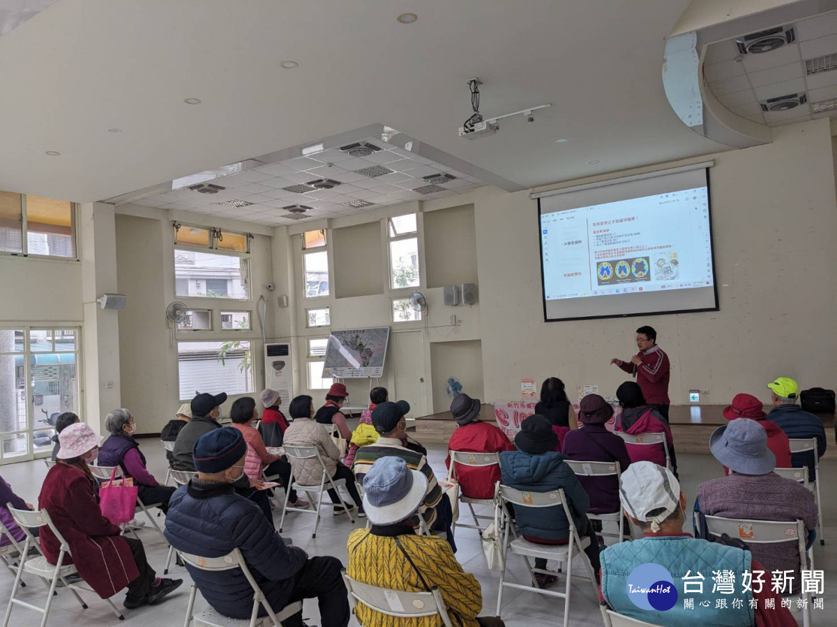 參與心理健康講座，社區民眾與講師熱情互動回應。