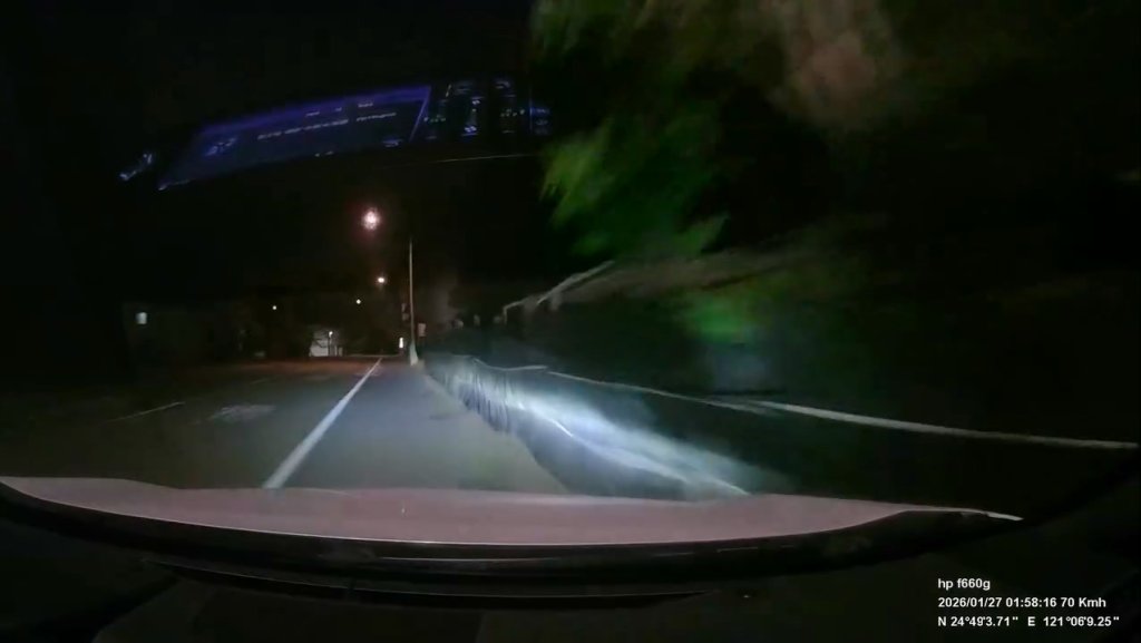 影/凌晨開車開到睡著!直接衝田裡「菜園停車」 車內第一視角影片曝光