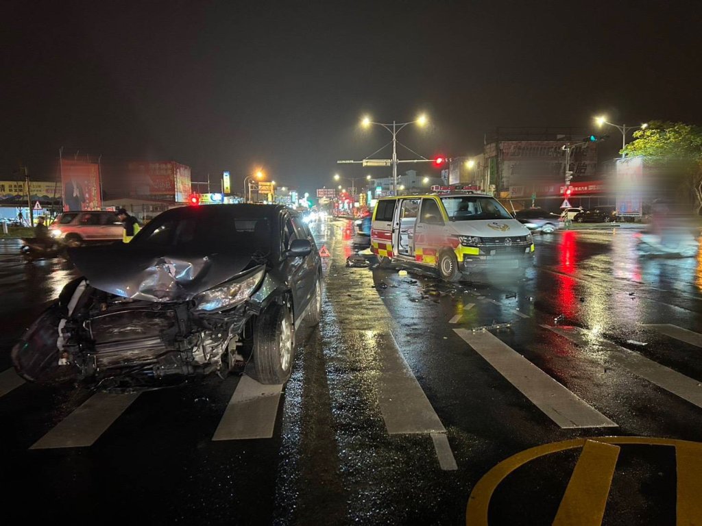 宜蘭救護車載傷患趕往醫院　過路口遭轎車猛撞