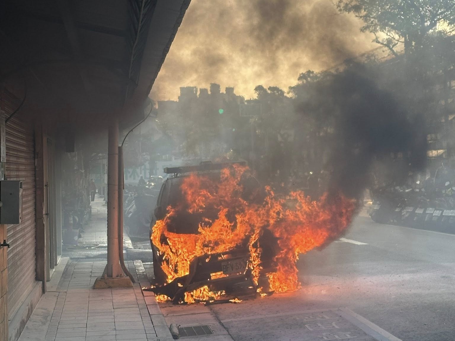 台北市北投區育仁路一帶,今(29)日早晨7時許驚傳警車火燒車事故。
