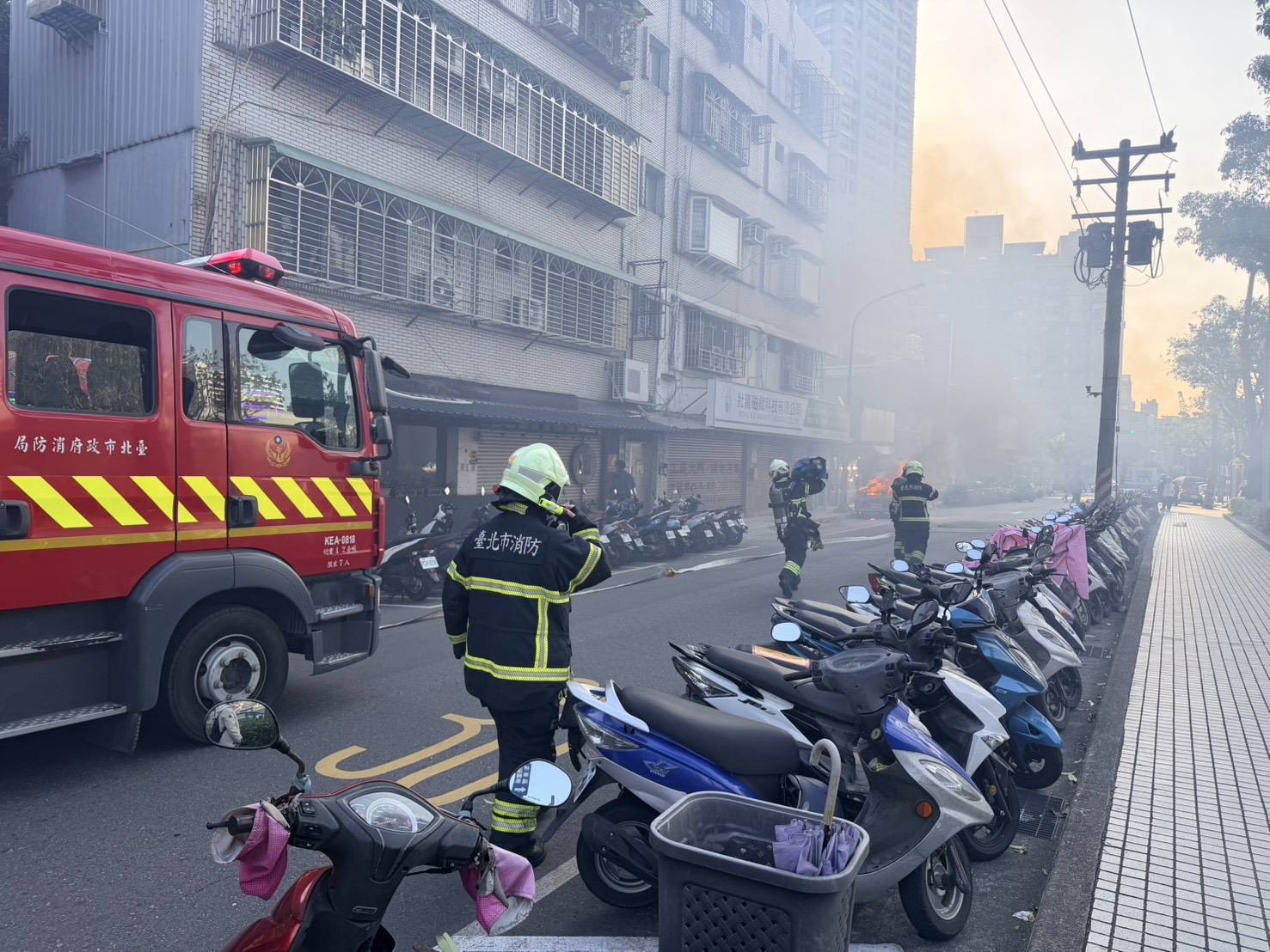 台北市消防局接獲報案,立即派遣消防員趕赴現場,架設水線灌救,迅速將火勢撲滅。