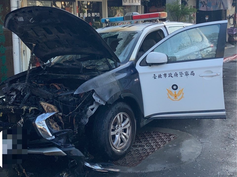 北投分局長安派出所1輛警車,執行巡邏勤務過程中不明原因故障,警員先行將車輛停放路邊等待檢修,未料車頭突然竄出火苗,整輛車陷入火海。