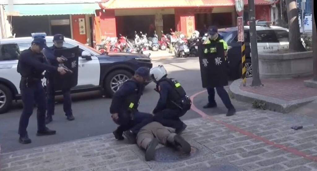 ▲彰化警分局在彰化商業銀行彰化分行舉辦防搶暨攔截圍捕演練。（圖／彰化分局提供）