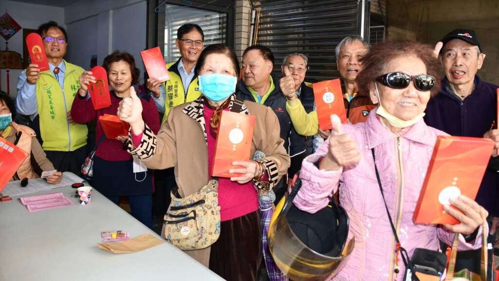 ▲林世賢市長在光南里辦公處發放春節敬老禮金大家領得笑呵呵。(圖/記者林明佑翻攝)