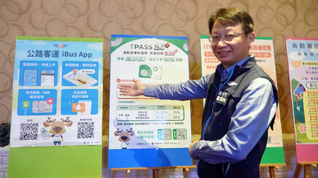 ▲公路局推春節疏運優惠，包含88條國道客運路線享票價6折優惠，持TPASS2.0+票卡搭乘者最高可享42折優惠，彰化監理站站長黃建興歡迎民眾多加利用。（圖／記者林明佑攝）