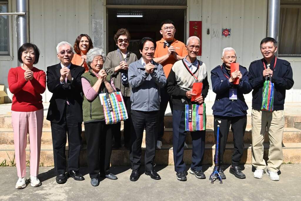 ▲賴清德總統29日前往台中出席弘道老人福利基金會寒冬助老活動,陪伴獨居長輩圍爐並向長者拜早年,傳遞新年祝福與關懷。