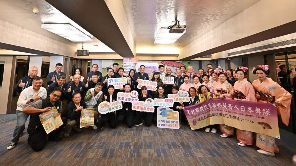 ▲敬老卡加溫北投湯暖心大合照。
