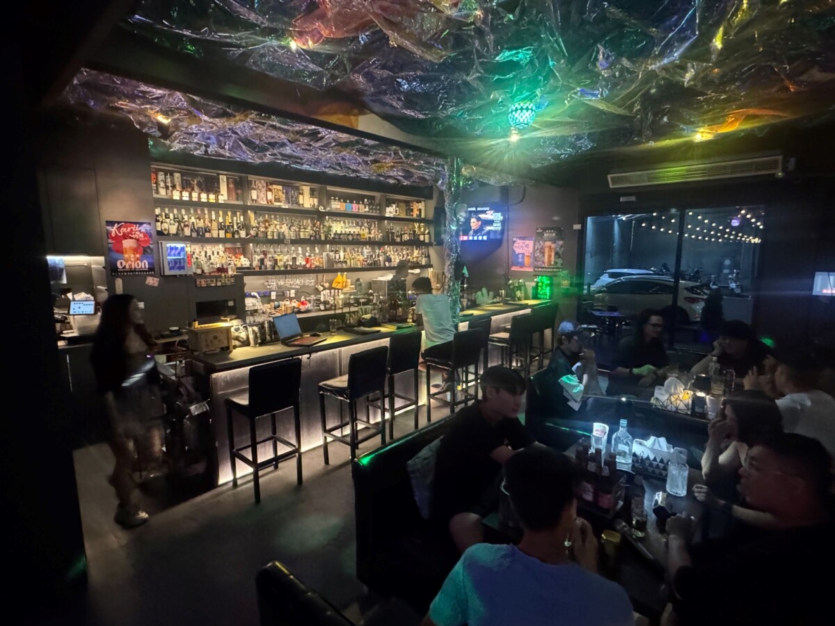 ▲每逢週五、週六,店內會安排專業 DJ 與主持人駐場。(圖/攝影:許舒涵)