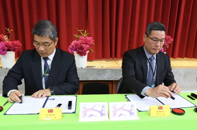 澎湖監獄典獄長曾至勳（左）與澎湖郵局局長蔡南德（右）進行合作備忘錄簽署儀式。(圖／澎湖郵局提供)