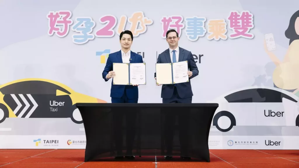 Uber 攜手臺北市政府打造全齡友善的交通環境,今(28)日由臺北市市長蔣萬安(左)與 Uber 亞太區公共政策資深總監 Mike Orgill(右)正式簽署合作備忘錄。圖 / Uber 提供