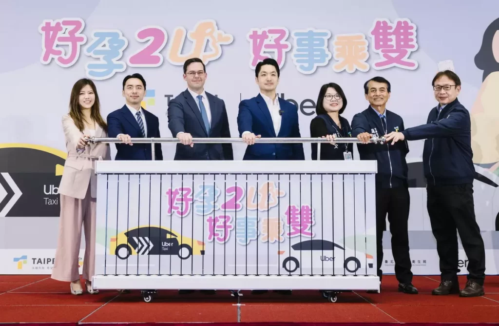 Uber 與臺北市政府今(28)日舉辦「好孕 2 U,好事乘雙」簽約合作發布記者會,左起Uber 台灣營運總監鄧安淇、Uber 企業版台灣暨韓國總經理林梓聖、Uber 亞太區公共政策資深總監 Mike Orgill、臺北市市長蔣萬安、臺北市社會局局長姚淑文、臺北市交通局局長謝銘鴻、臺北市公運處處長李昆振。圖 / Uber 提供。