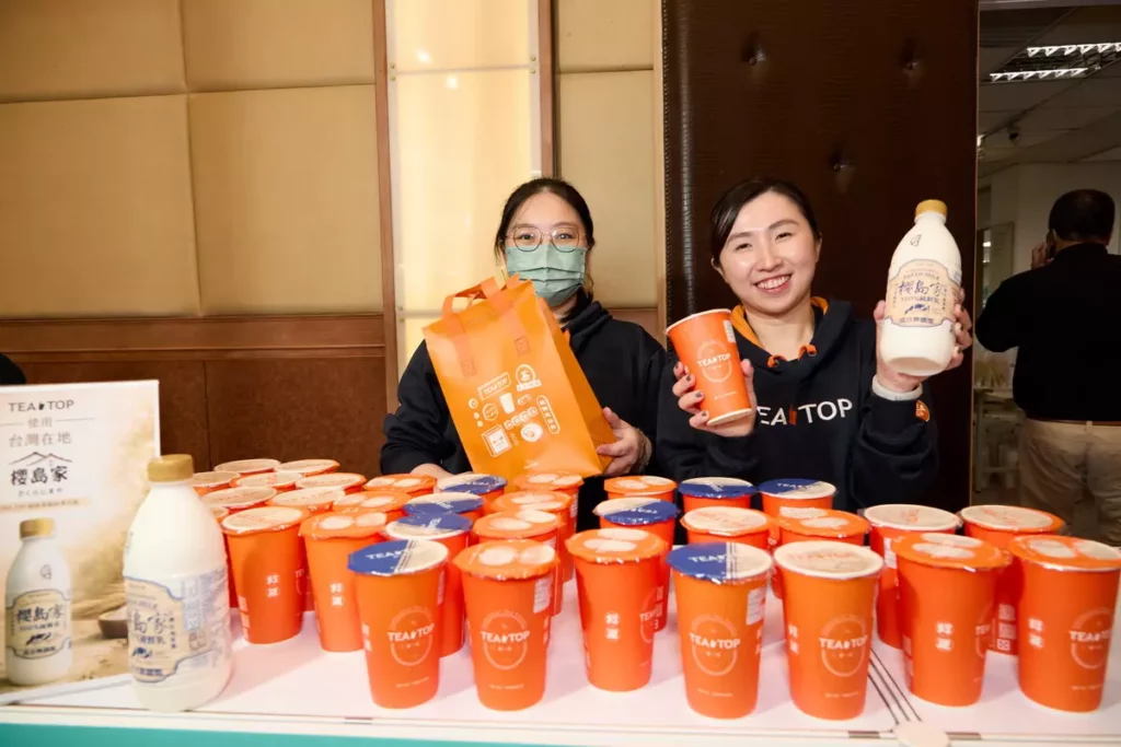 農業部今舉辦「國產鮮乳暨產業共創」記者會,展現國產鮮乳從產地端走向市場端的實際成效。