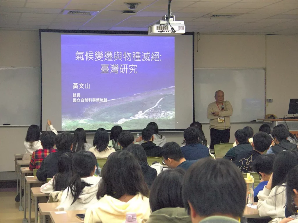 國立自然科學博物館館長黃文山以台灣案例,向高中生講解氣候變遷與物種滅絕的研究現況。(圖/中山醫大提供)
