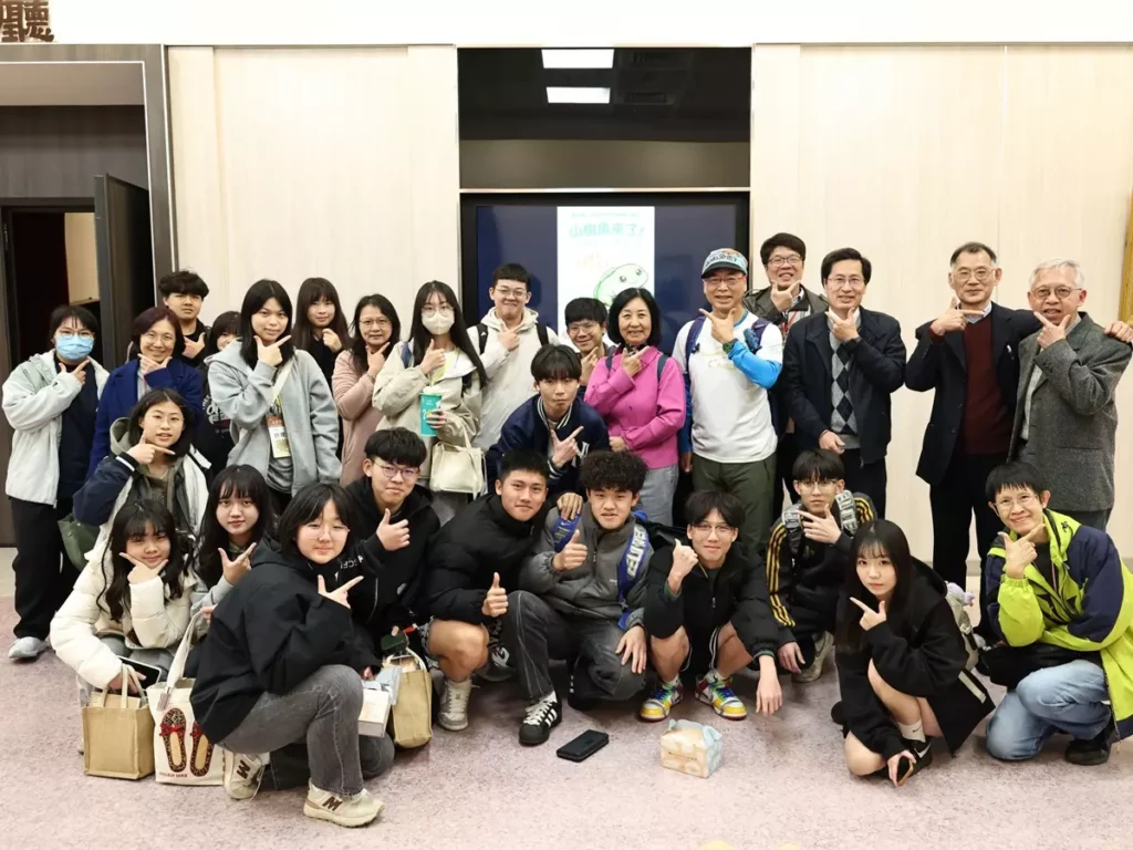 中山醫大邀請紀錄片導演麥覺明(第二排右四)出席《山椒魚來了》特映會,並與現場師生合影。(圖/中山醫大提供)