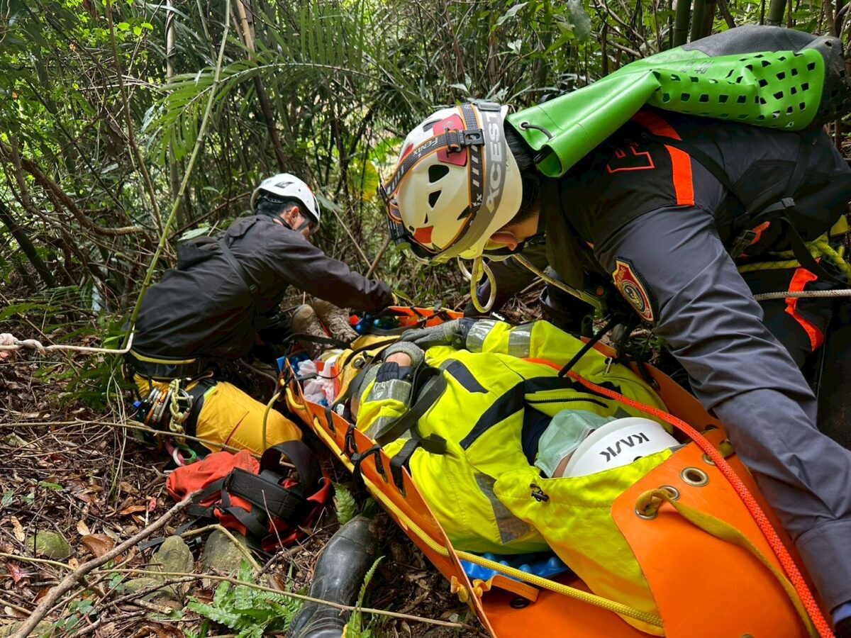 桃園特搜提升繩索救援效率 逼真模擬民眾受困鐵塔、雨遮情境 5445 6