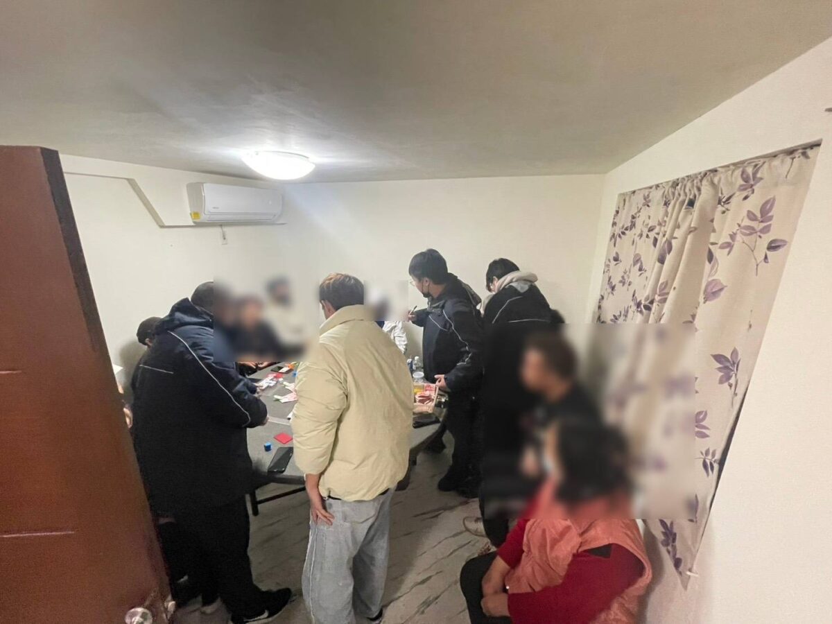 平鎮大樓藏推筒子賭場!進場還需搭接駁車 警埋伏攻堅逮13人 811109 0