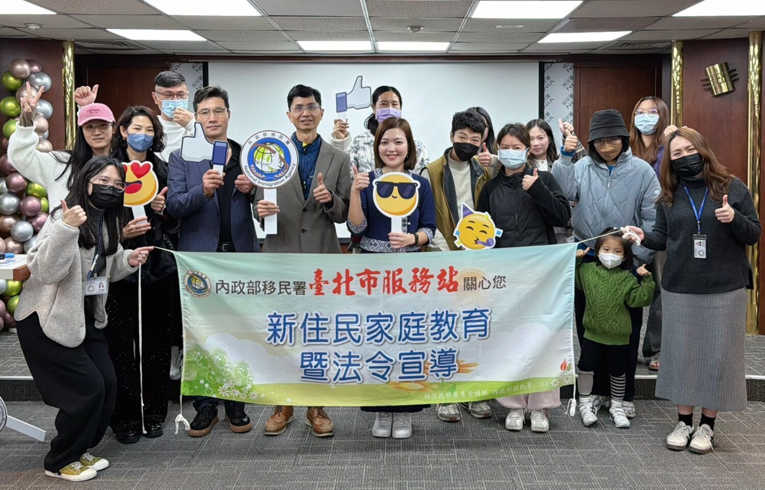 移民署北區事務大隊臺北市服務站邀請泰國新住民伍精唯BEKA CHIDAPHA(前排左5)擔任講師,分享自身以八點檔學臺語克服語言挫折的故事。(圖/記者 趙靜姸翻攝)