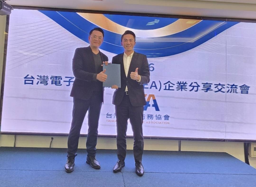 台灣電子商務協會理事長羅允俊(圖左)代表協會致贈紀念禮品予中小企業信用保證基金總經理郭裕信(圖右)。(記者 趙靜姸攝)