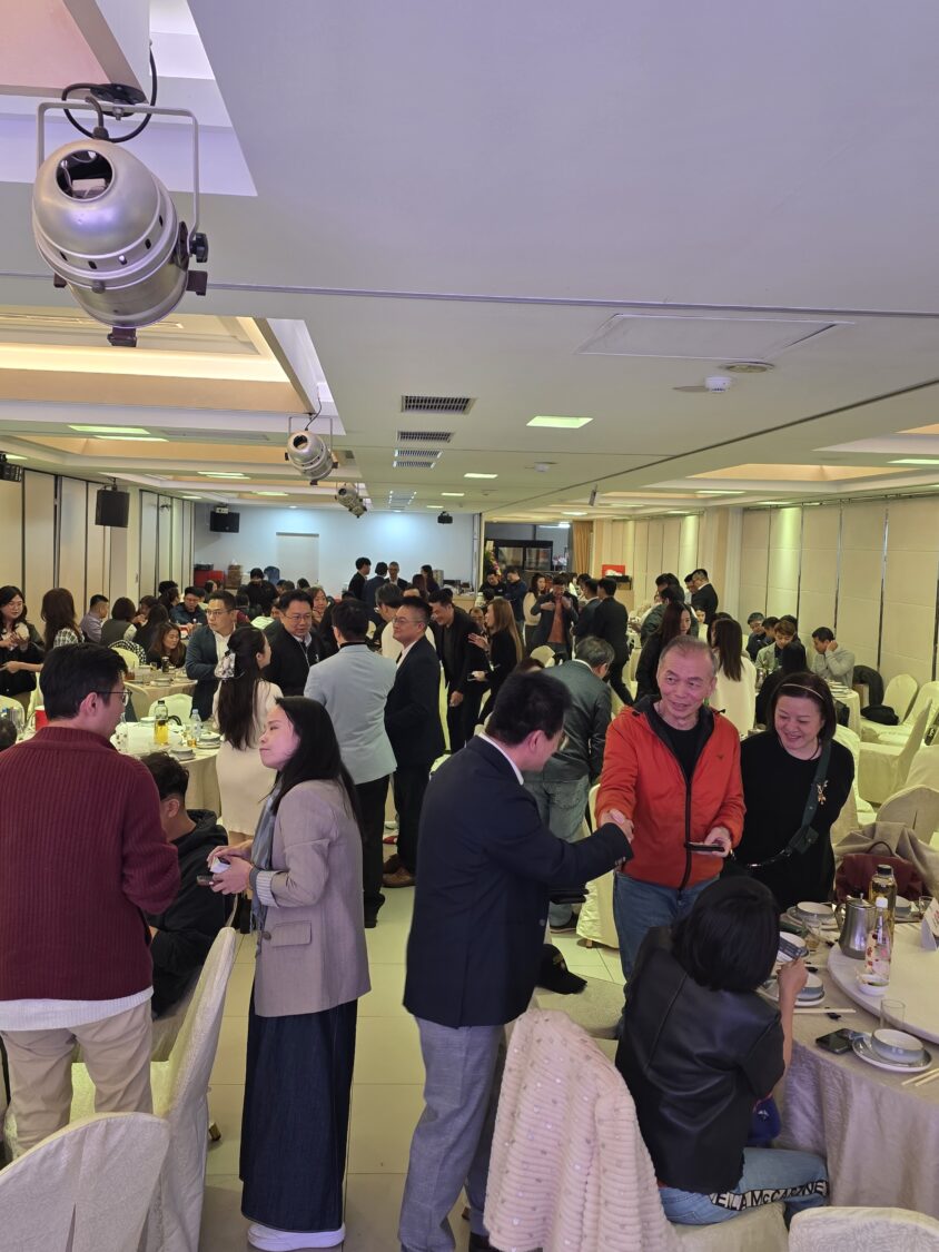活動現場氣氛熱烈,產官學界代表與電商創業者於餐敘時間進行深度的產業意見交流與人脈對接。(記者 趙靜姸攝)