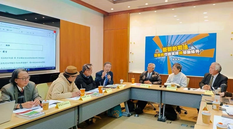 ▲前苗栗地院法官因身心憂鬱竟遭霸凌與嚴懲,法界學者專家出席聲援。