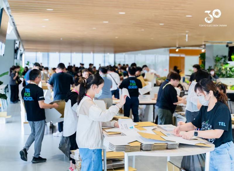 ▲TEL台灣 「集食送愛」連7年號召員工認購並包裝近8,000份食物箱為偏鄉弱勢家庭送暖。