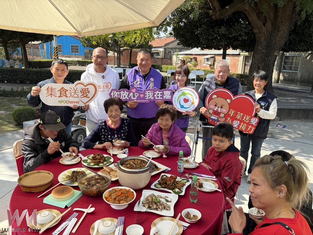嘉義縣慈善團體聯合協會理事長呂文正昨28日承辦嘉義縣政府的年菜送暖捐贈活動,今29日再帶領協會幹部,與NPOchannel即時送愛給嘉義縣的弱勢家庭與獨居、經濟弱勢長者們,期許廣眾為愛接力。(圖/記者陳惲攝)