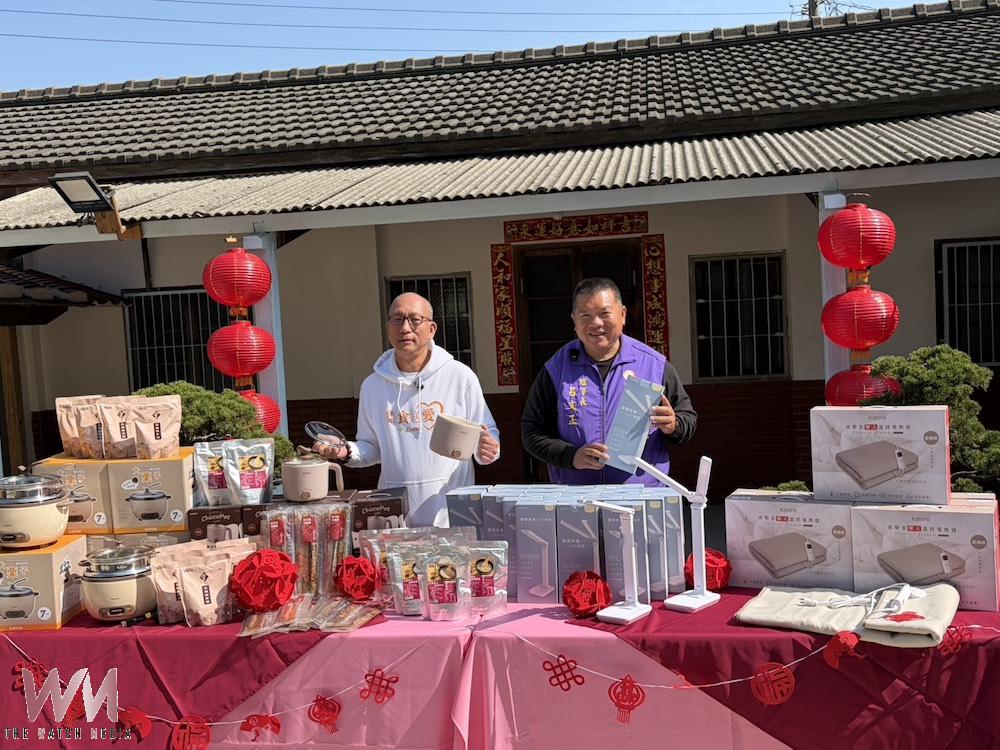 嘉義縣慈善團體聯合協會理事長呂文正昨28日承辦嘉義縣政府的年菜送暖捐贈活動,今29日再帶領協會幹部,與NPOchannel即時送愛給嘉義縣的弱勢家庭與獨居、經濟弱勢長者們,期許廣眾為愛接力。(圖/記者陳惲攝)