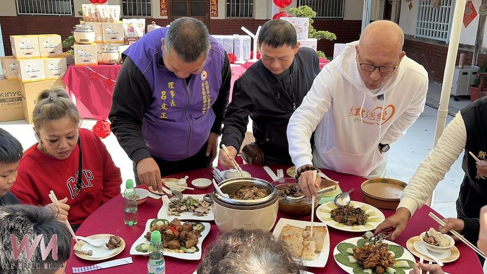 為長輩們夾菜,享受美味溫馨的年菜。(圖:記者陳惲朋攝)