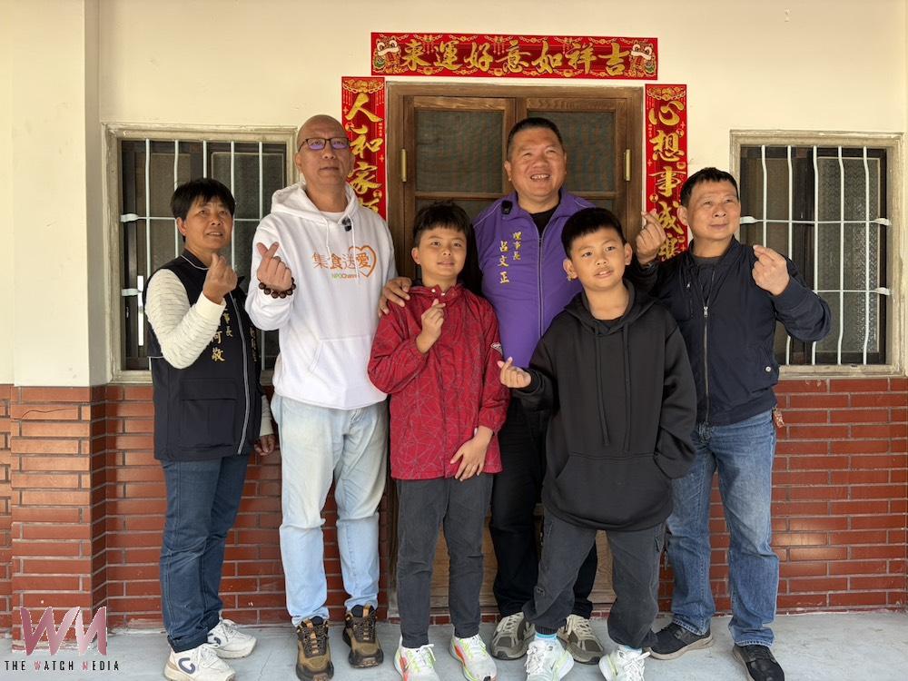 迎新春貼門聯,心想事成為愛傳承。(圖/記者陳惲朋攝)