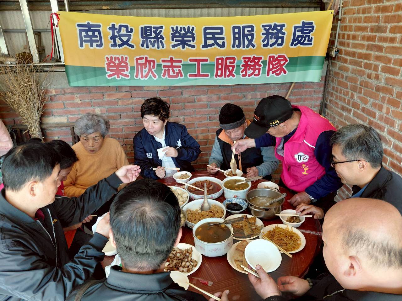 送舊迎新 喜迎馬年南投榮欣志工隊與榮民長輩溫馨圍爐 - https://www.watchmedia01.com