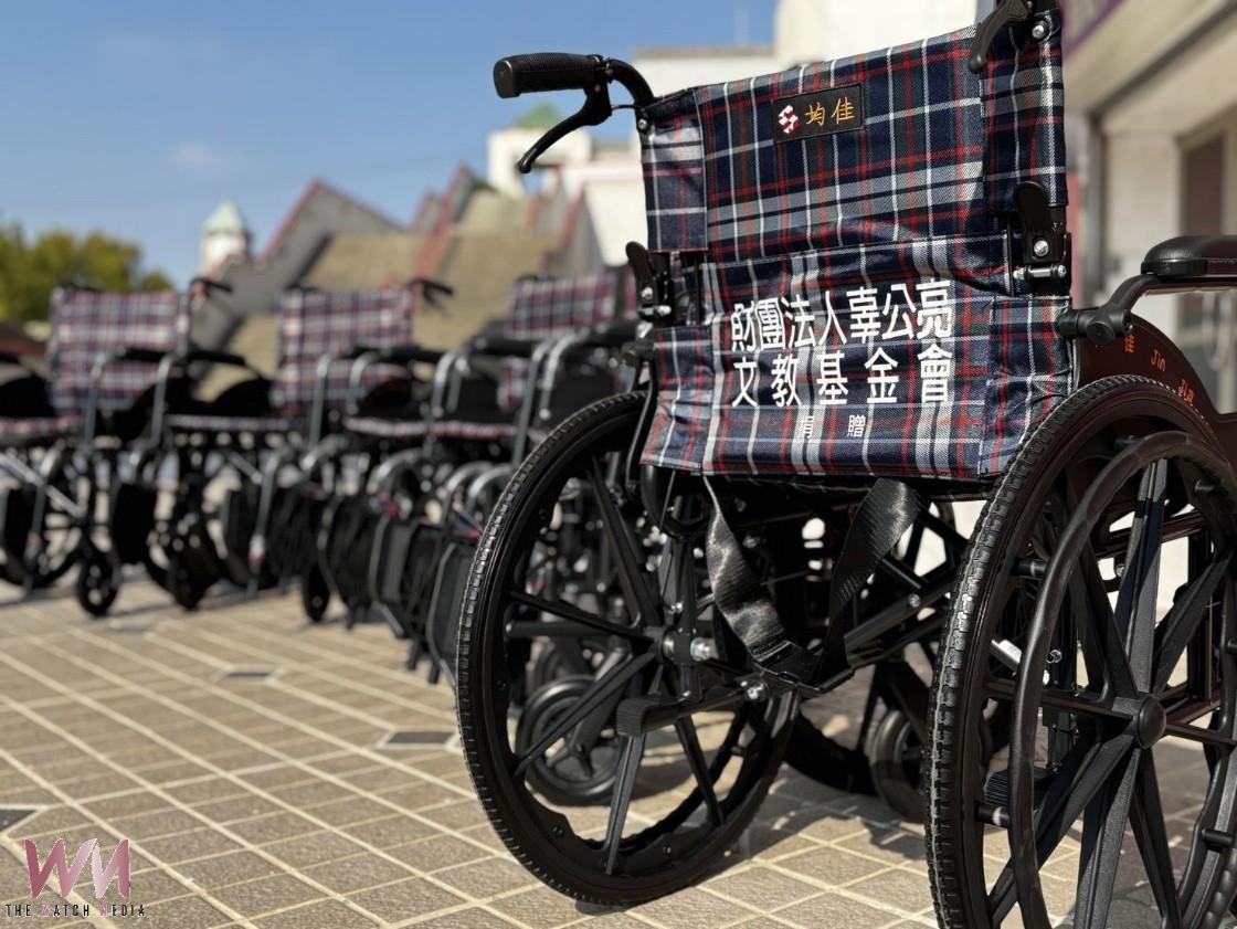 嘉義縣政府為提升「2026台灣燈會」服務品質,燈區設8處服務站,並在嘉義高鐵站、嘉義火車站及嘉義市棒球場燈會接駁點,同時提供輪椅及嬰兒車租借服務與免費衛生棉等。(圖/嘉義縣政府提供)