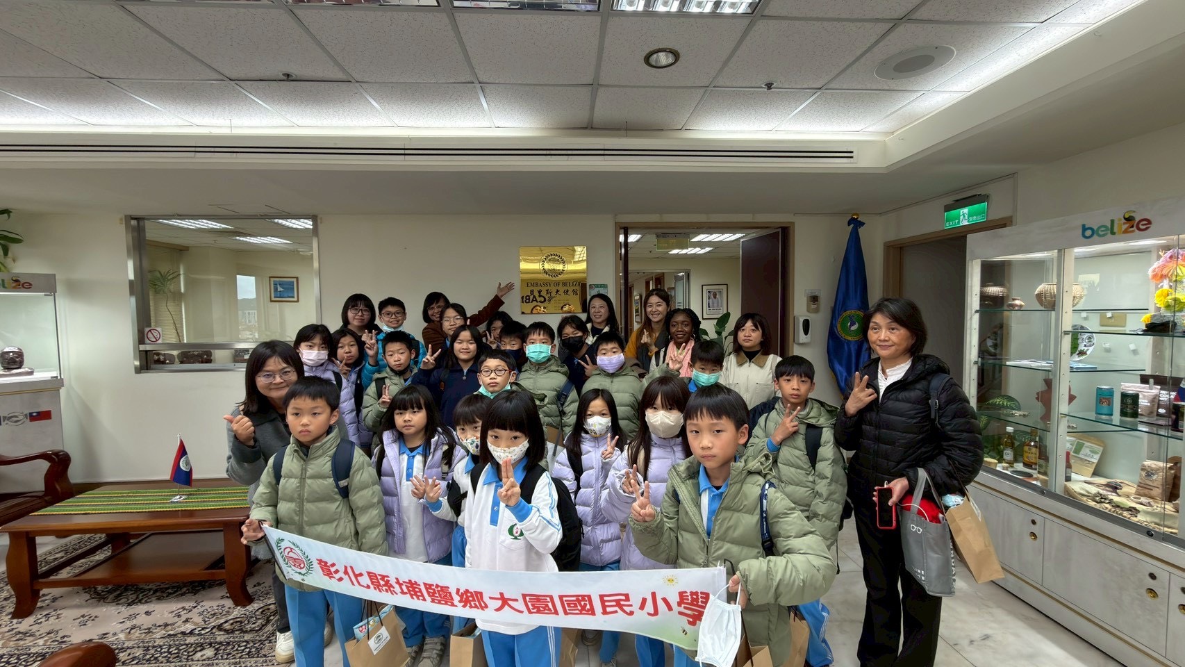 走進貝里斯大使館 大園國小學生上了一堂最真實的國際課 - https://www.watchmedia01.com