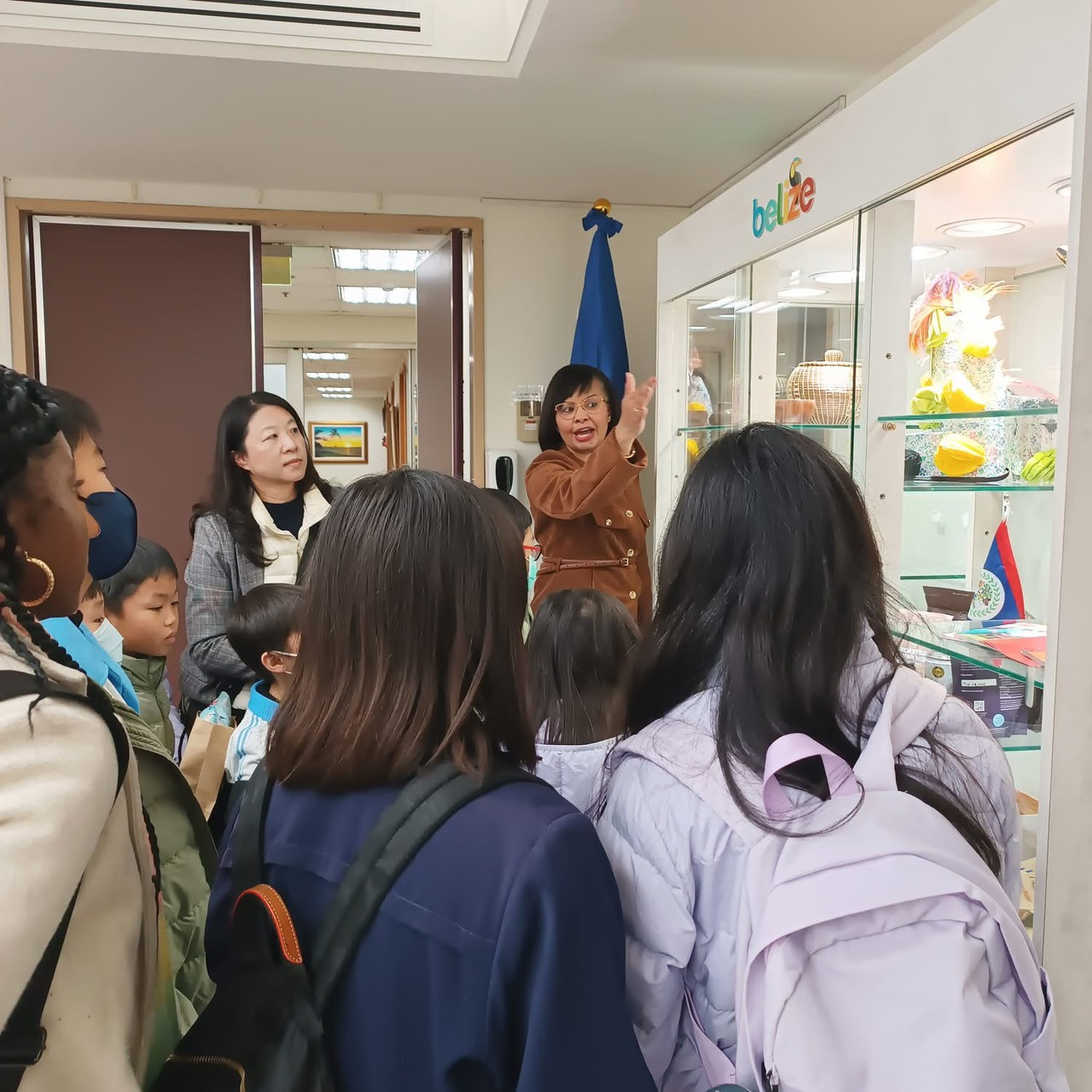 走進貝里斯大使館 大園國小學生上了一堂最真實的國際課 - https://www.watchmedia01.com