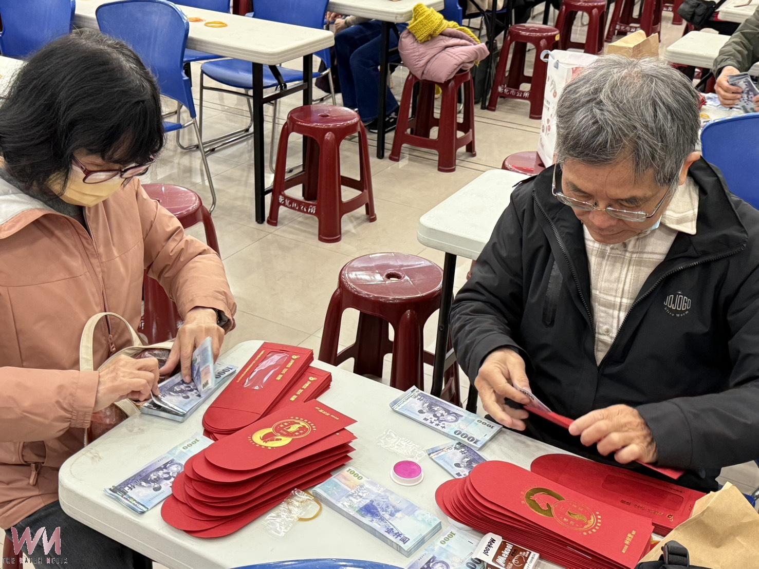 (有影片)/數錢數到手軟 彰化市發6千元敬老金點鈔現場曝光 - https://www.watchmedia01.com