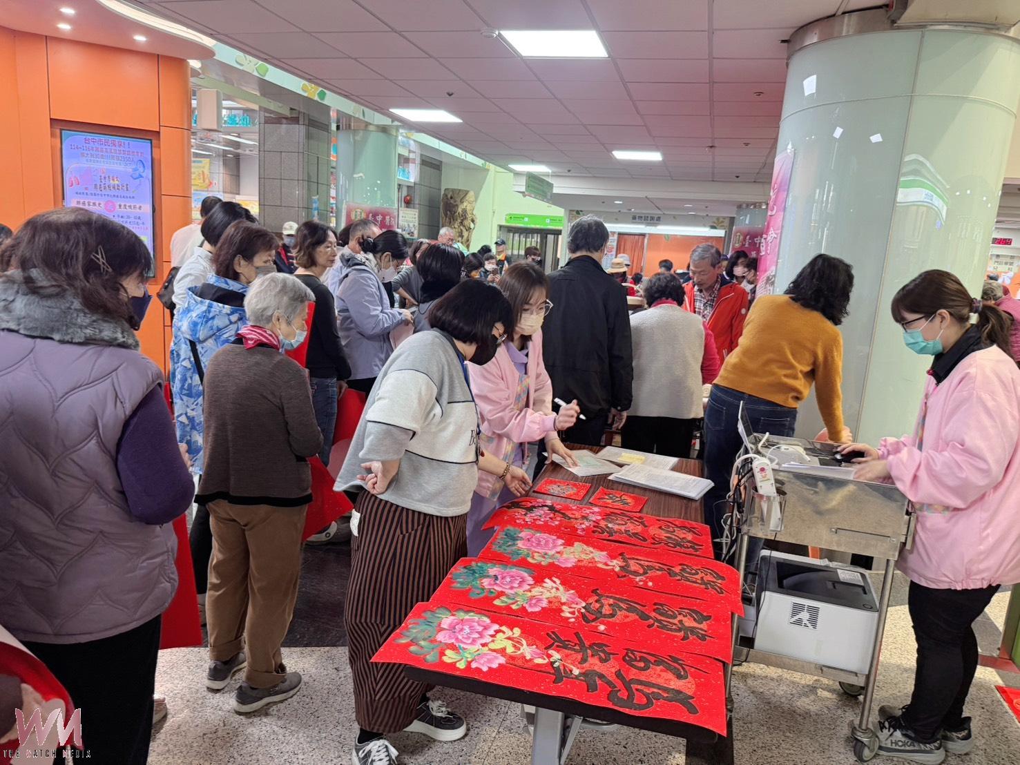 「馬」上健康 臺中醫院名家揮毫送春聯 現場免費癌篩健檢保平安 - https://www.watchmedia01.com