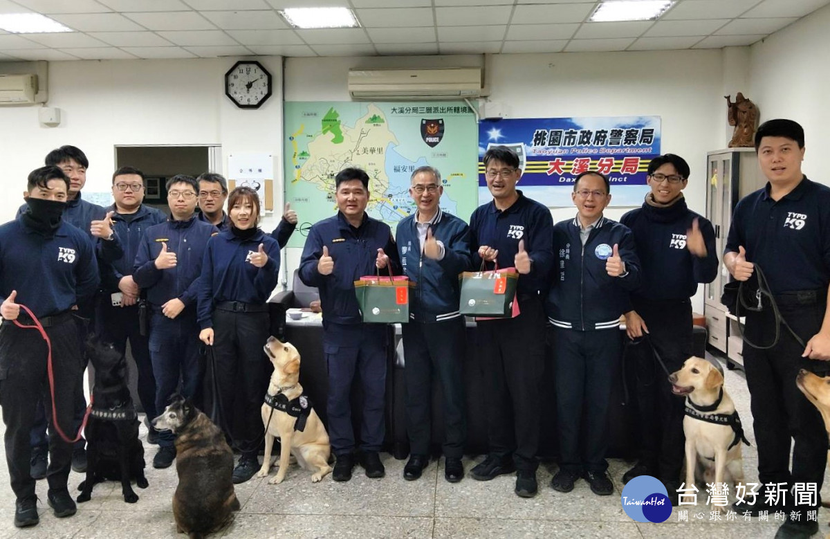 桃園市政府警察局局長廖恆裕前往刑警大隊警犬隊進行慰問。