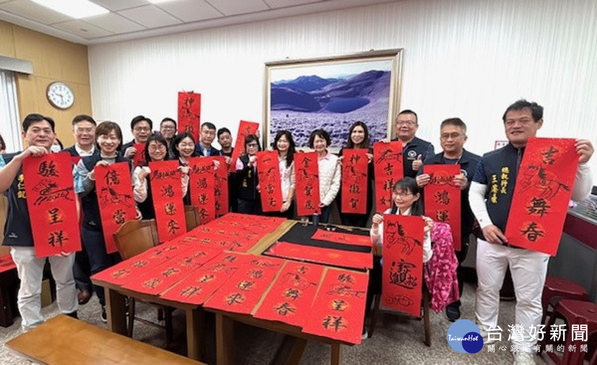 黃佳恬議員服務處邀書法大師現場揮毫 。林重鎣