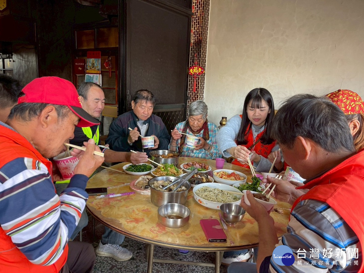 彰化縣榮服處到宅陪伴圍爐 讓長輩不再孤單