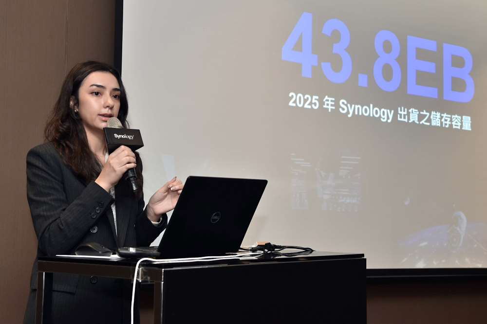 Synology 企業行銷經理江頌薇分享 Synology 全球實績,當前服務客戶橫跨航太、金融與警察組織,並持續提升自身 AI 轉型能力,提供客戶更好的服務。