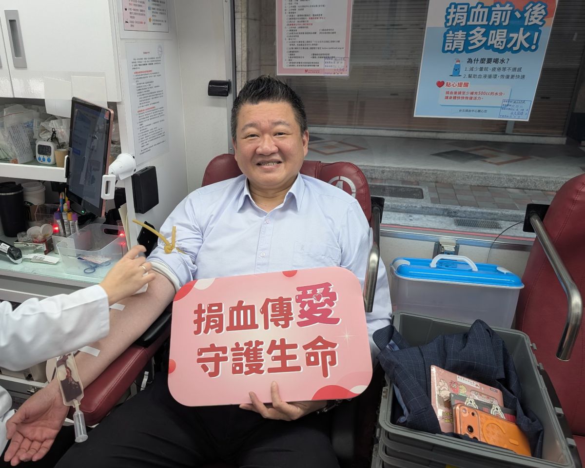 圖/何博文以自身經驗分享,截至目前已累計捐血91次,並強調距離上次捐血已滿三個月,符合再次捐血資格。(民進黨提供)