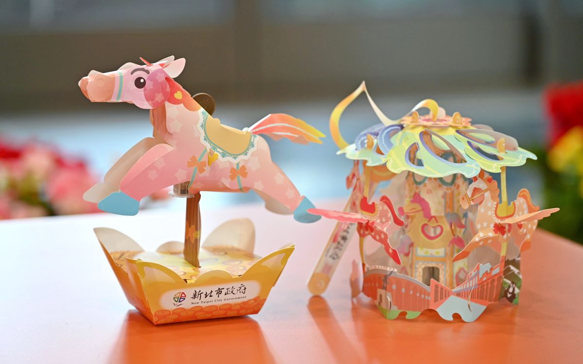 圖/「Horses 好事轉來」小提燈將於2月22日新北燈會現場首發,限量3000份,各區公所則於2月26日起陸續發放。(新北市政府新聞局提供)