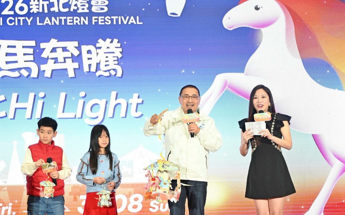 圖/活動現場侯友宜與小朋友親切互動,帶領孩子們搶先體驗新北小提燈「Horses 好事轉來」。(新北市政府新聞局提供)