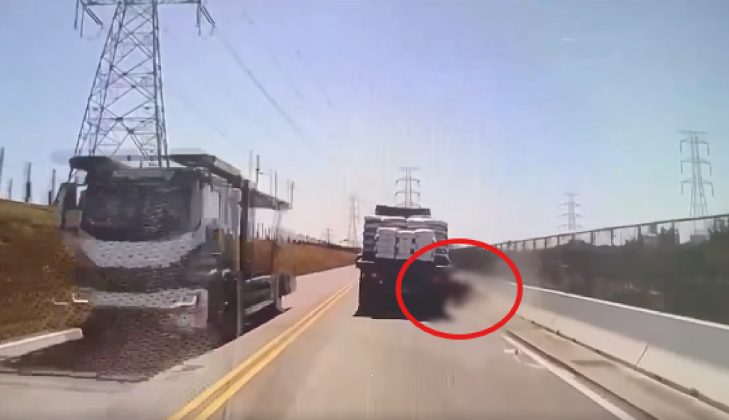 一瓶水釀悲劇!彰化74歲阿伯摔車遭大貨車輾壓亡 行車紀錄器全拍下