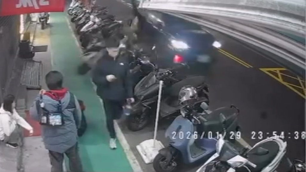 影/台中連環撞車禍!雙載機車停靠路邊遭轎車撞 保齡球式剷倒整排機車