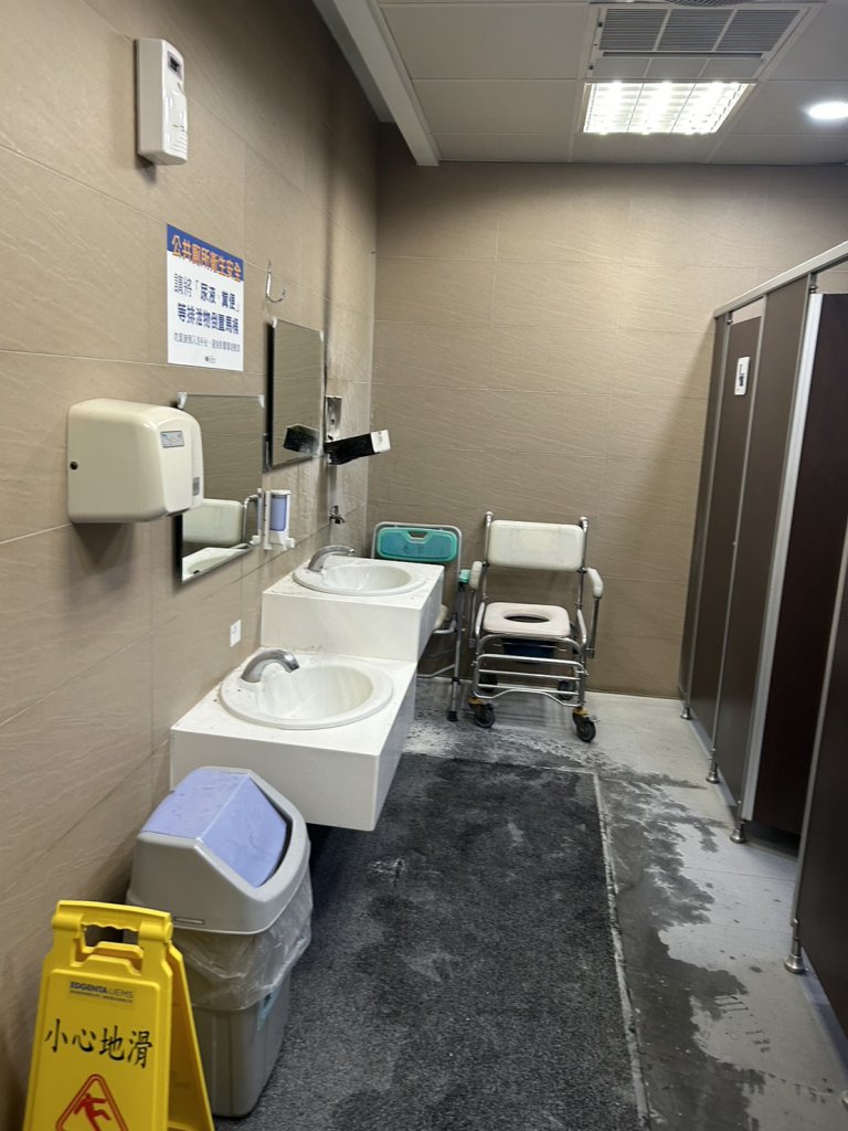 新店慈濟醫院急診室廁所遭縱火!- 警方調監視器逮捕縱火強制就醫男病患