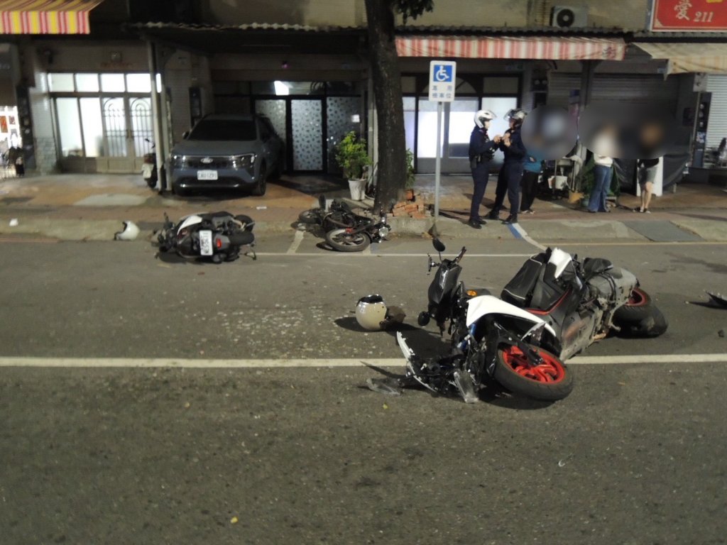 快訊/10歲童玩滑板「噴出去」釀4車事故!2車閃避不及又相撞 3人緊急送醫