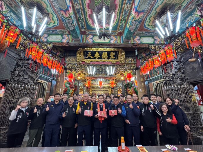 祈求治安平順 彭正中走訪地方信仰中心 56 《圖說》板橋分局長彭正中於慈惠宮參拜,誠心祝禱治安穩定、民眾生活平安順遂。〈板橋分局提供〉