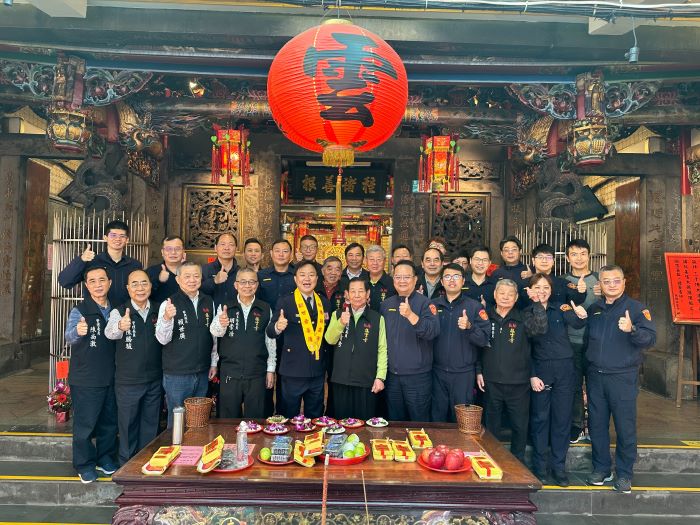 祈求治安平順 彭正中走訪地方信仰中心 57 《圖說》板橋分局長彭正中於接雲寺。〈板橋分局提供〉
