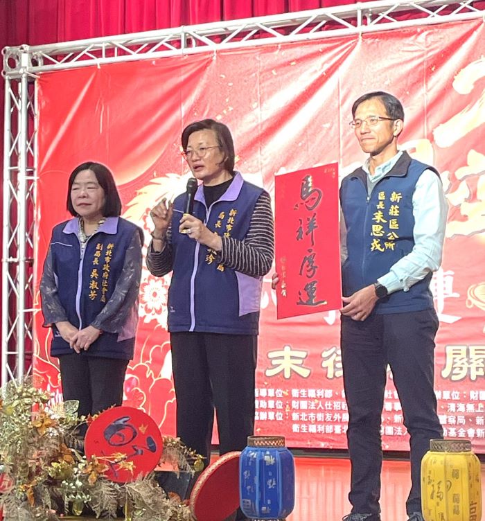 點亮星空照亮街角 〈善悅〉歲末圍爐關懷街友 37 《圖說》新北市社會局長李美珍(中)、副局長吳淑芳(左)和新莊區長朱思戎(右)等到場鼓勵關懷街友。〈社會局提供〉