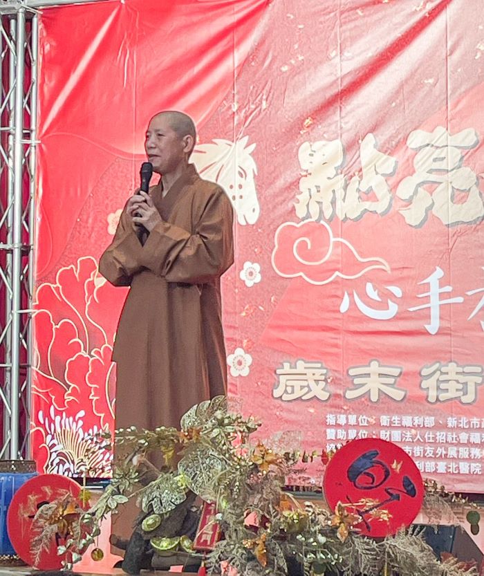 點亮星空照亮街角 〈善悅〉歲末圍爐關懷街友 38 《圖說》元亨寺釋蓮心法師表示,街友圍爐關懷活動已舉辦7年,規模每年擴大。〈社會局提供〉
